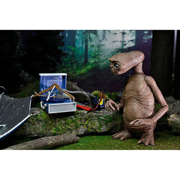 E.T. Der Ausserirdische: E.T. (LED-Licht) - Ultimate Deluxe Actionfigur - 11 cm
