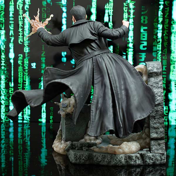 Diamond Gallery: The Matrix - Neo - Deluxe PVC Statue - 23 cm