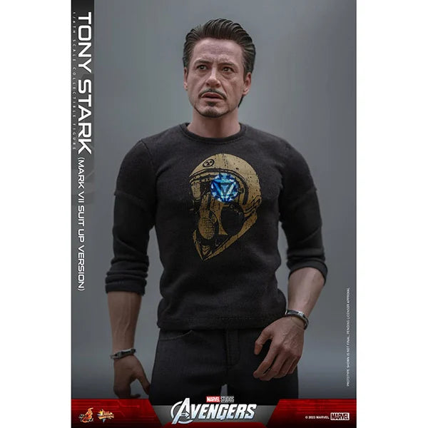 Hot Toys: The Avengers - Tony Stark (Mark VII Suit-Up Version) - Movie Masterpiece - Actionfigur 1/6 - 31 cm