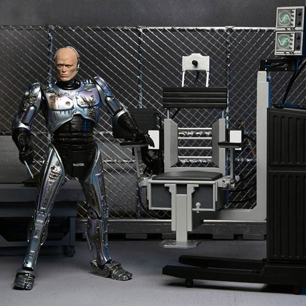 RoboCop: Battle Damaged RoboCop with Chair - Ultimate Actionfigur - 18 cm