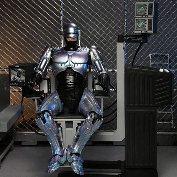 RoboCop: Battle Damaged RoboCop with Chair - Ultimate Actionfigur - 18 cm