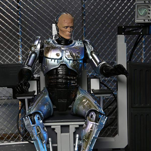RoboCop: Battle Damaged RoboCop with Chair - Ultimate Actionfigur - 18 cm