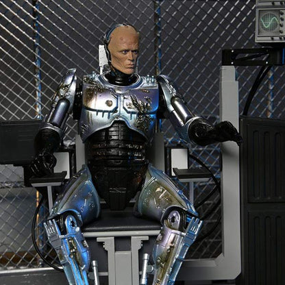 RoboCop: Battle Damaged RoboCop with Chair - Ultimate Actionfigur - 18 cm