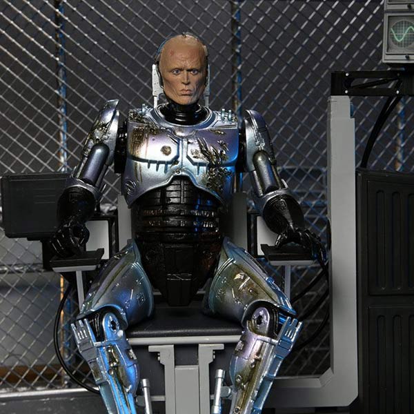 RoboCop: Battle Damaged RoboCop with Chair - Ultimate Actionfigur - 18 cm