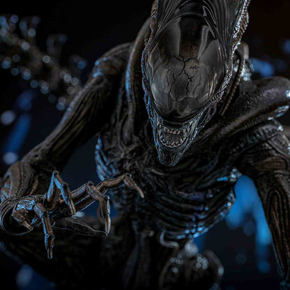 Hot Toys: Alien Romulus - Scorched Xenomorph - Movie Masterpiece - Actionfigur 1/6 - 44 cm