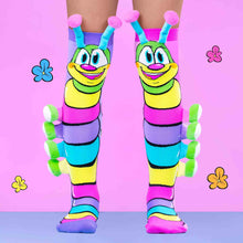 MADMIA Socken mit bunten Raupenmotiv und fröhlichem Gesicht, ideal für Kinder und voller Farbenfreude.