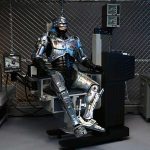 RoboCop: Battle Damaged RoboCop with Chair - Ultimate Actionfigur - 18 cm