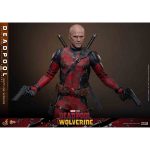 Hot Toys: Deadpool & Wolverine - Deadpool (Battling Version) - Movie Masterpiece - Actionfigur 1/6 - 31 cm