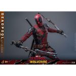 Hot Toys: Deadpool & Wolverine - Deadpool (Battling Version) - Movie Masterpiece - Actionfigur 1/6 - 31 cm